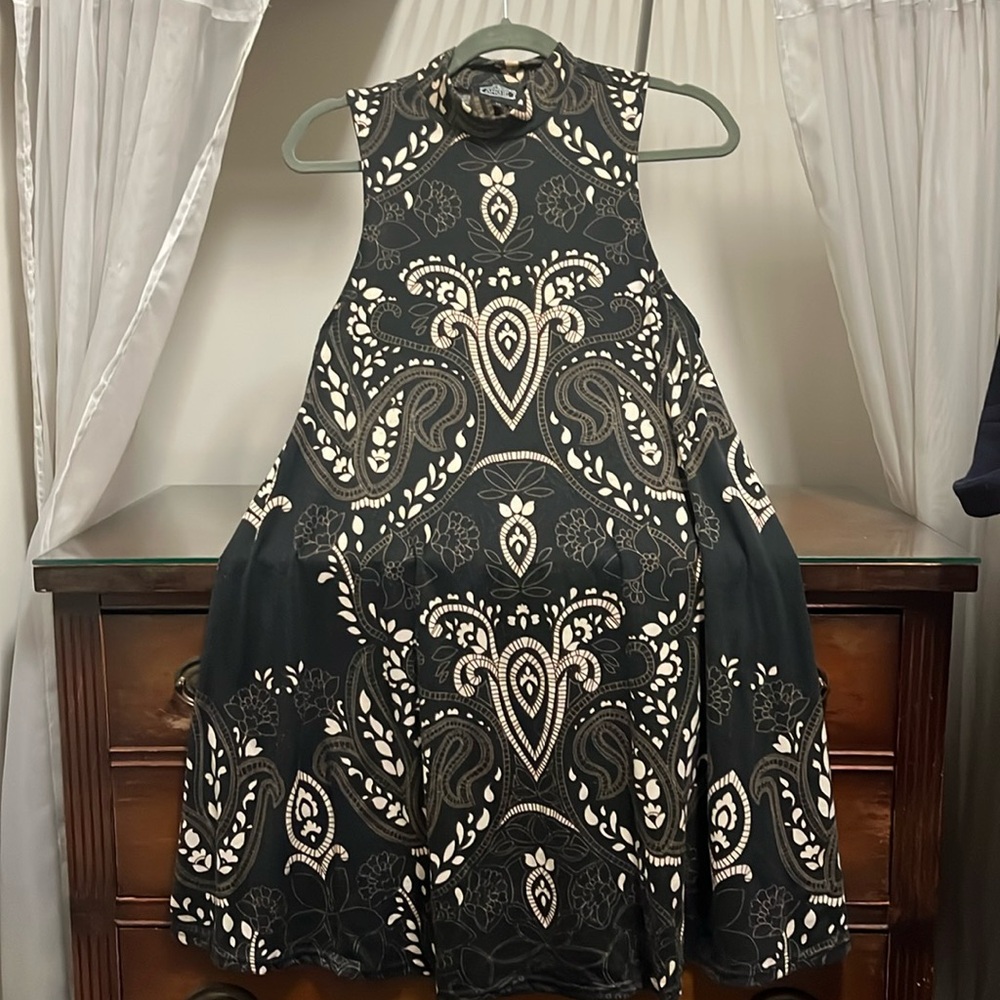Angie Women's Medium Black White + Tan Paisley Floral Sleeveless Cowl Neck Dress